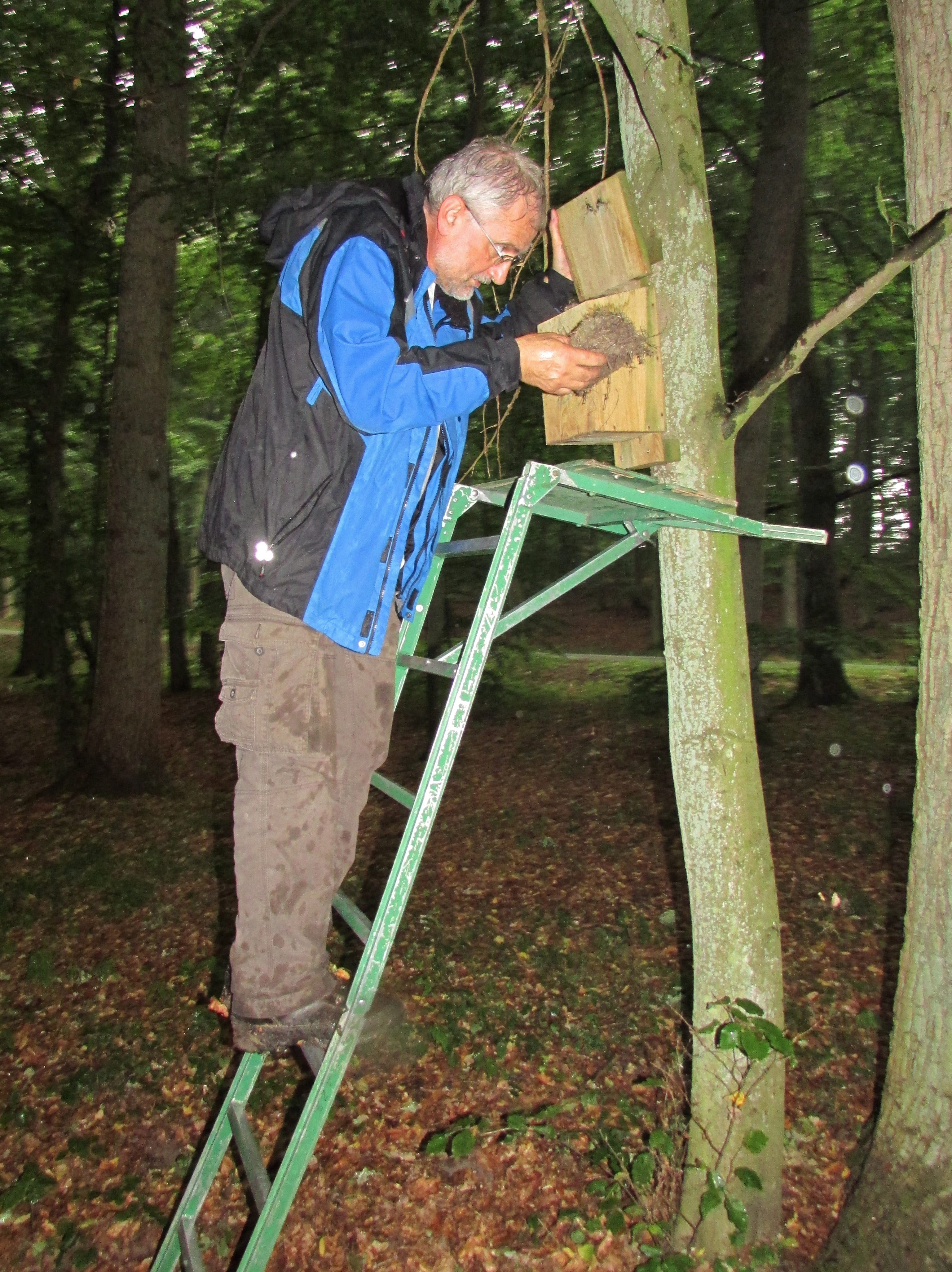 Na zdjęciu autorstwa Ewy Simonowicz-Woźniewicz widoczna jest kontrola schronów dla popielic