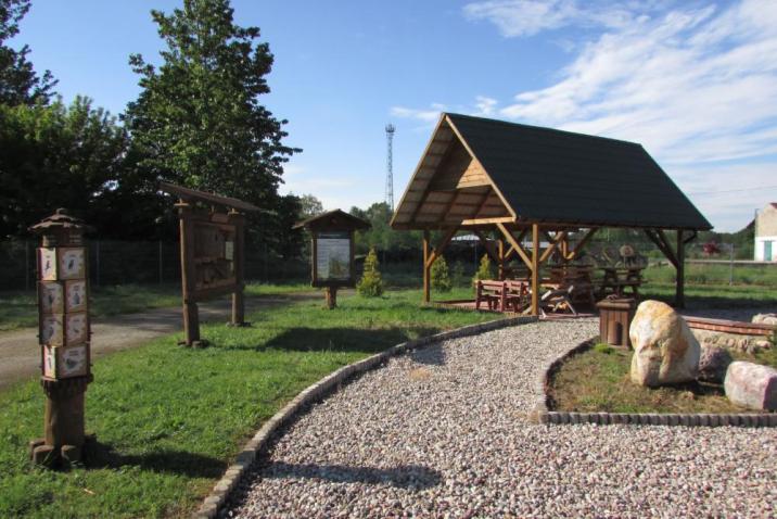 Na zdjęciu autorstwa Leszka Simonowicza widoczny jest punkt edukacyjny i wiata przy siedzibie Nadleśnictwa Resko